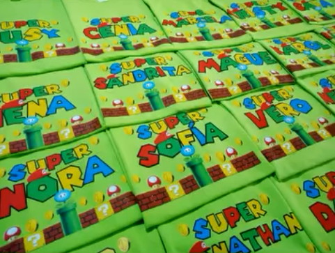 Playera personalizada con temática de Super Mario Bros impresa a todo color